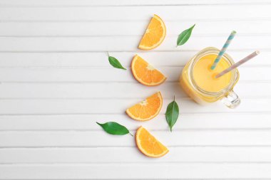 Mason kavanoza taze portakal suyu ve meyve ahşap tablo