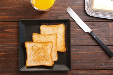 Ahşap masa lezzetli kızarmış ekmek ile plaka