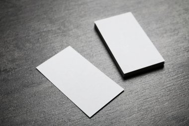 tarjetas en blanco sobre fondo gris