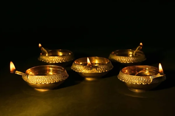 暗い背景にディワリの diyas や粘土ランプ — ストック写真