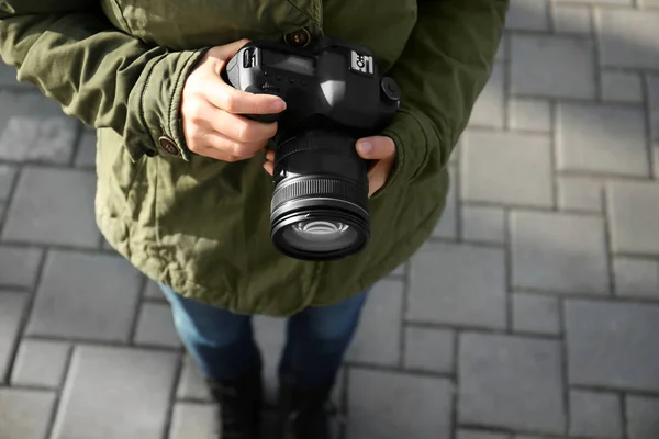 Fotógrafa feminina com câmera ao ar livre — Fotografia de Stock