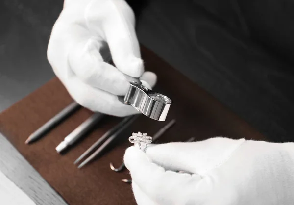 Jeweler evaluating ring with magnifier, closeup — Stock Photo, Image