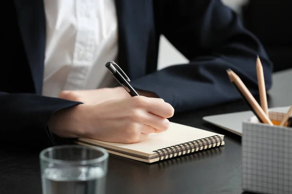 Estudiante escribiendo en cuaderno en la mesa, de cerca. Proceso de estudio — Foto de Stock