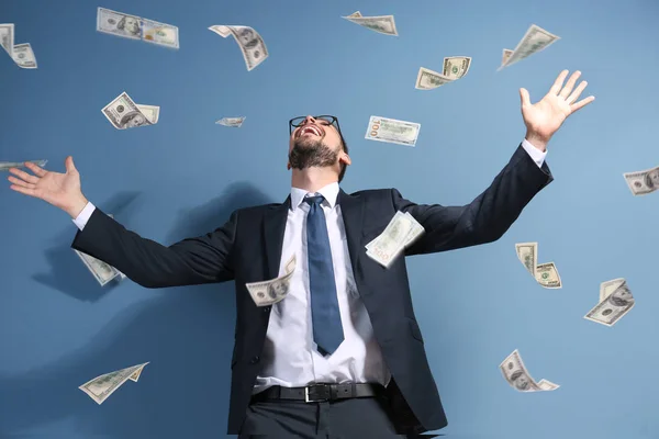 Succesvolle effectenmakelaar met vliegende geld op kleur achtergrond — Stockfoto