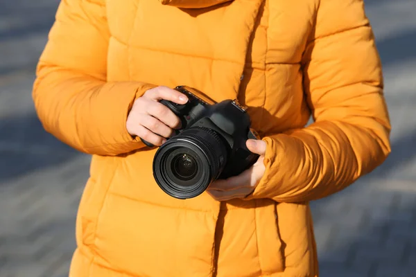 Perempuan fotografer dengan kamera di luar ruangan — Stok Foto