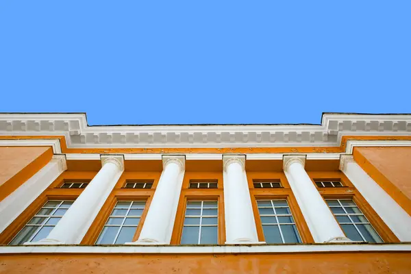 Bellissimo edificio con colonne contro il cielo blu — Foto Stock