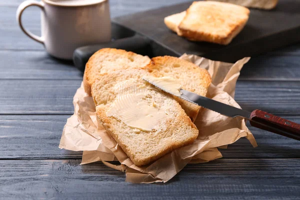 Välsmakande rostat bröd och smör på träbord — Stockfoto