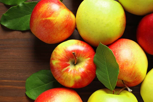 Rijpe sappige appels op houten tafel — Stockfoto