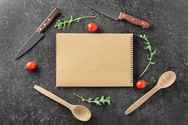 Caderno e utensílios de cozinha sobre fundo cinza. Culinária master classes — Fotografia de Stock