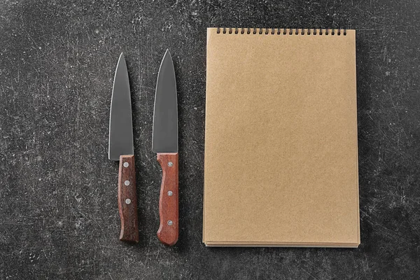 笔记本和厨房用具的灰色背景。烹饪大师班 — 图库照片