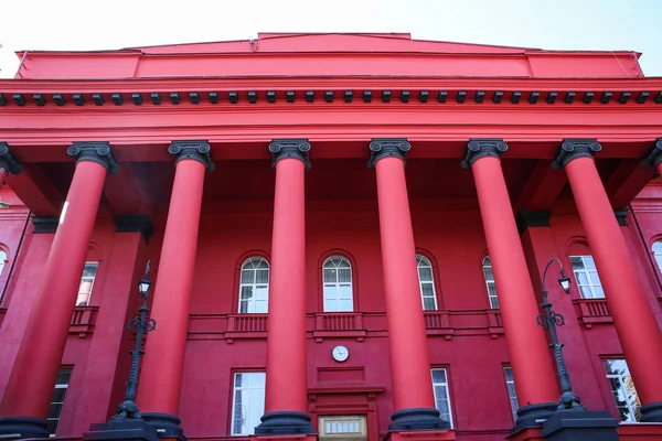 Edifício vermelho bonito com colunas no dia ensolarado — Fotografia de Stock