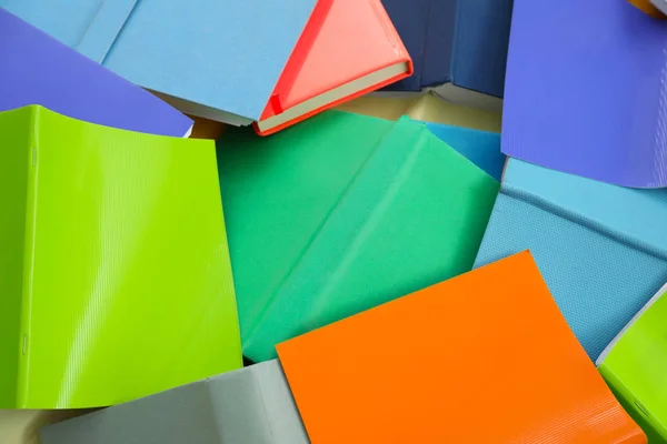 Sok színes tankönyvek háttereként, közelkép. Tanulmányozza kemény — Stock Fotó