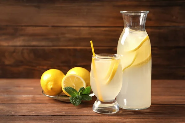 Välsmakande saft med is i glas på bordet — Stockfoto