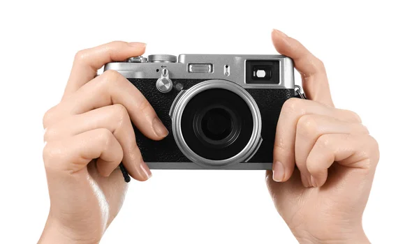 Женщина-фотограф держит камеру на белом фоне — стоковое фото