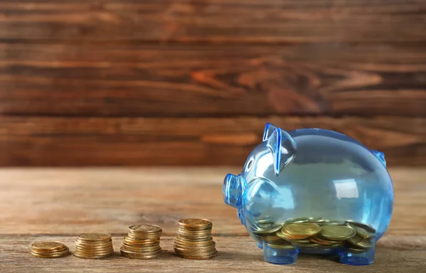 Hucha y monedas en mesa de madera. Planificación de pensiones —  Fotos de Stock