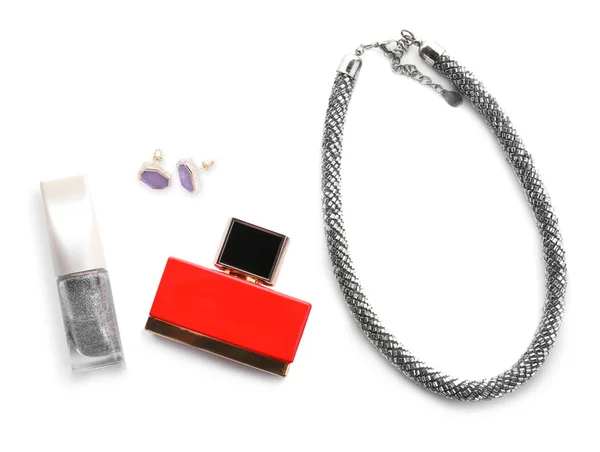 香水、マニキュア、白い背景の上のネックレスのボトル — ストック写真
