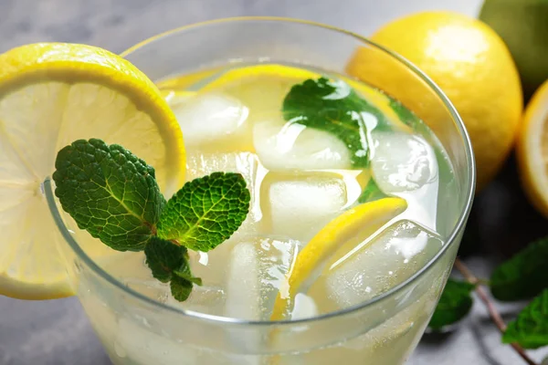Gustosa limonata con menta in vetro, primo piano — Foto Stock