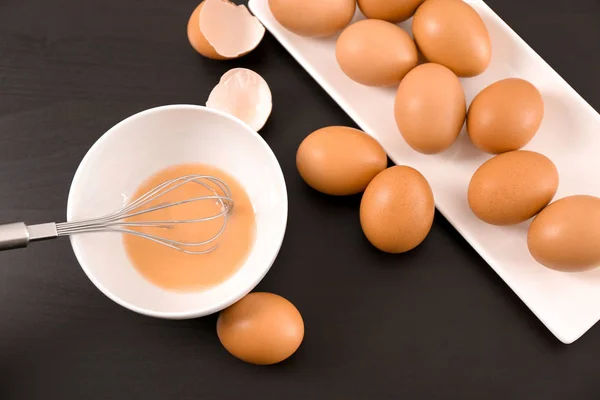 Composição com ovos de galinha na mesa — Fotografia de Stock
