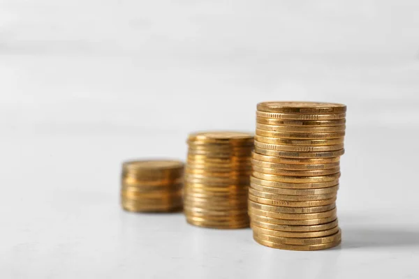 Montones de monedas en la mesa. Planificación de pensiones —  Fotos de Stock