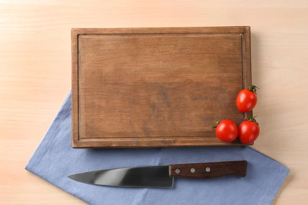 Utensílios de cozinha e tomates em fundo de madeira. Culinária master classes — Fotografia de Stock