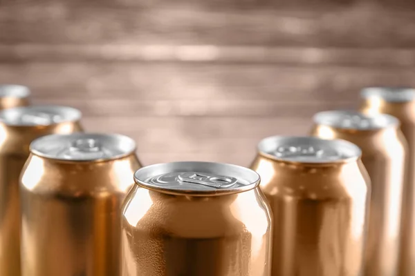 Latas de cerveja no fundo borrado, close-up — Fotografia de Stock