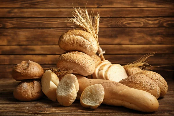 Productos de pan recién horneados en la mesa — Foto de Stock
