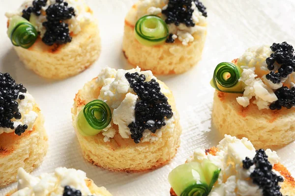 Saboroso aperitivo caviar preto no fundo branco — Fotografia de Stock
