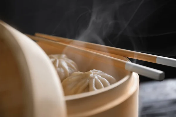 Vapor de bambú con albóndigas baozi, primer plano — Foto de Stock