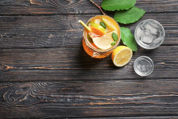 Deliciosa limonada con cítricos en vaso sobre mesa —  Fotos de Stock