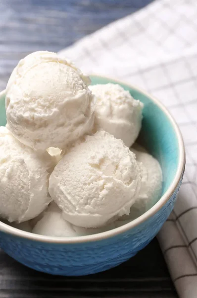Bowl with delicious vanilla ice cream, closeup — Stock Photo, Image