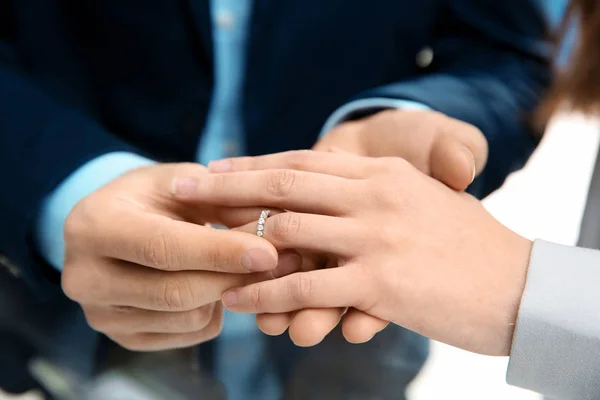 Joven pareja eligiendo anillo en joyería — Foto de Stock