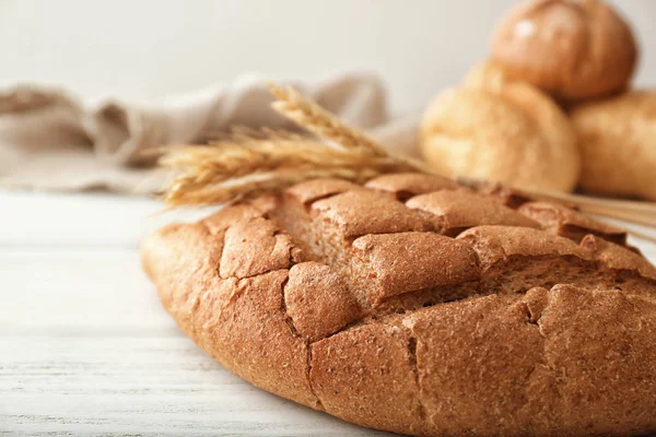Свежеиспечённый хлеб на столе — стоковое фото