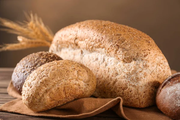 Varietà di pane fresco e gustoso in tavola, primo piano — Foto Stock