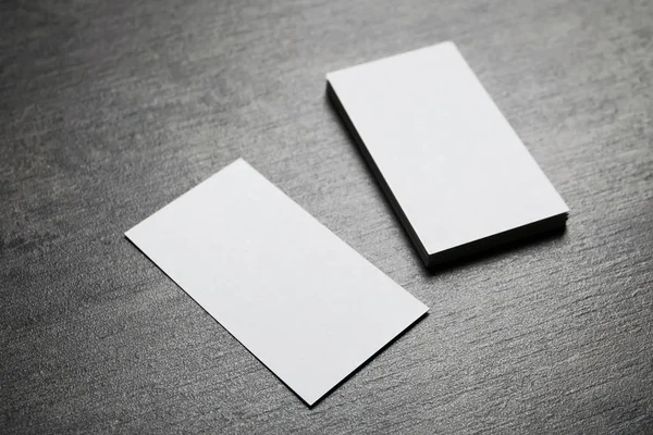 Tarjetas en blanco sobre fondo gris — Stok fotoğraf