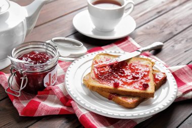 Plaka üzerinde tatlı reçelli lezzetli tost