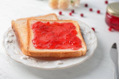 Plaka üzerinde tatlı reçelli lezzetli kızarmış ekmek
