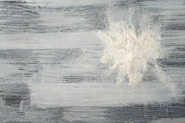 Ahşap arka plan üzerinde dağınık un