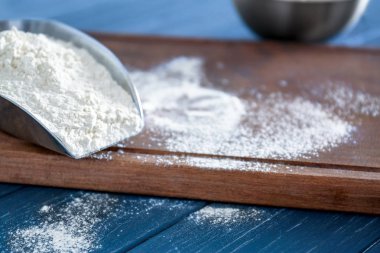 Un ahşap tahta üzerinde Kepçe