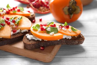 Trabzon hurması ve süzme peynir sandviç 