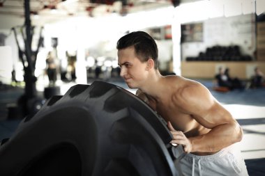 Genç adam saygısız ağır lastik