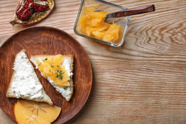 Trabzon hurması ve süzme peynir sandviç 