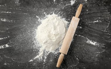 Un ve oklava gri masada yığını