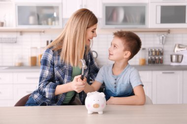 Anne oğluyla piggy banka kırma 