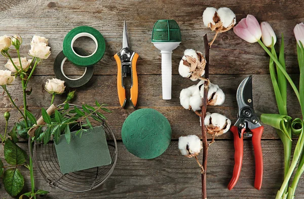 Floristik Ausrüstung mit Blumen — Stockfoto