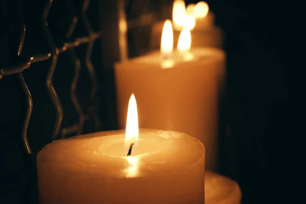 Queimar velas na escuridão — Fotografia de Stock