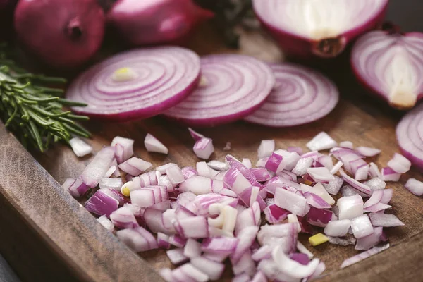 Rote Zwiebeln schneiden — Stockfoto