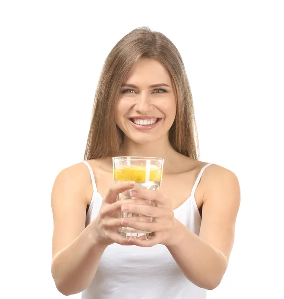 Bardak limonata ile genç kadın — Stok fotoğraf