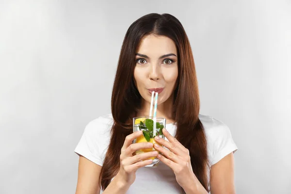 Young woman drinking lemonade — Stock Photo, Image