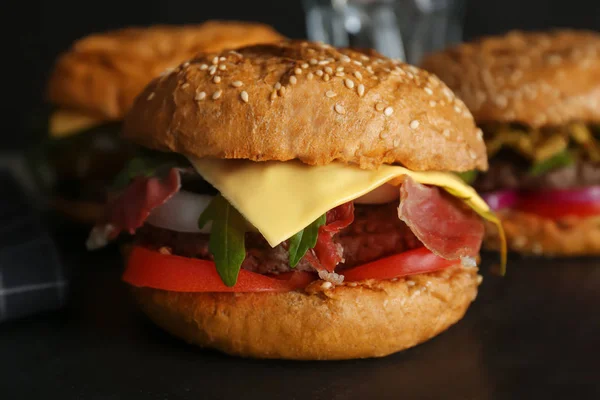 Leckerer Burger auf Schieferteller, Nahaufnahme — Stockfoto