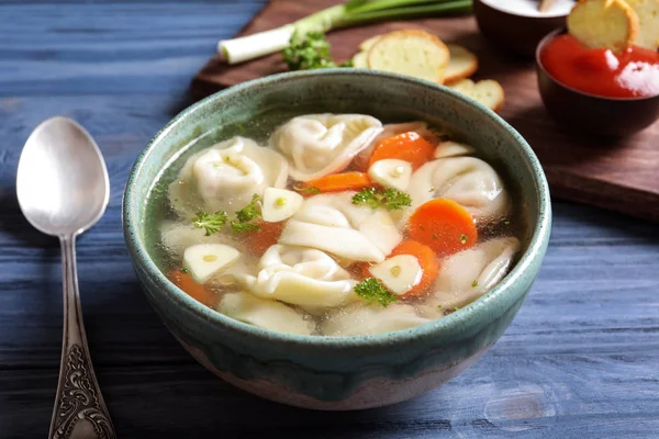 Sup lezat dengan pangsit — Stok Foto